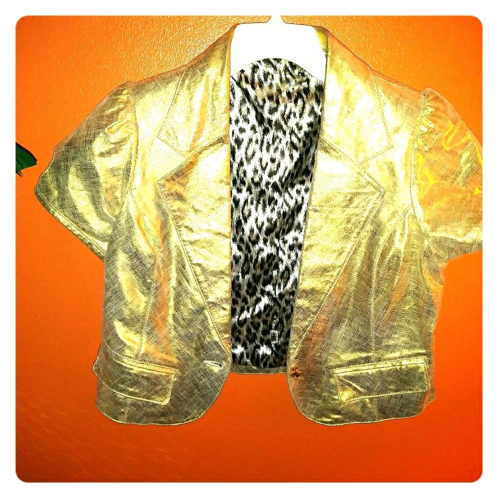 Gorgeous short sleeve blazer.